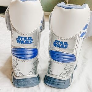 Adorable R2D2 snow boots!